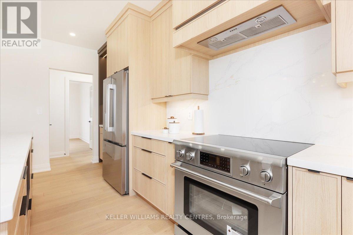 Photo 32 of 147 Lake Drive E, Georgina ON
