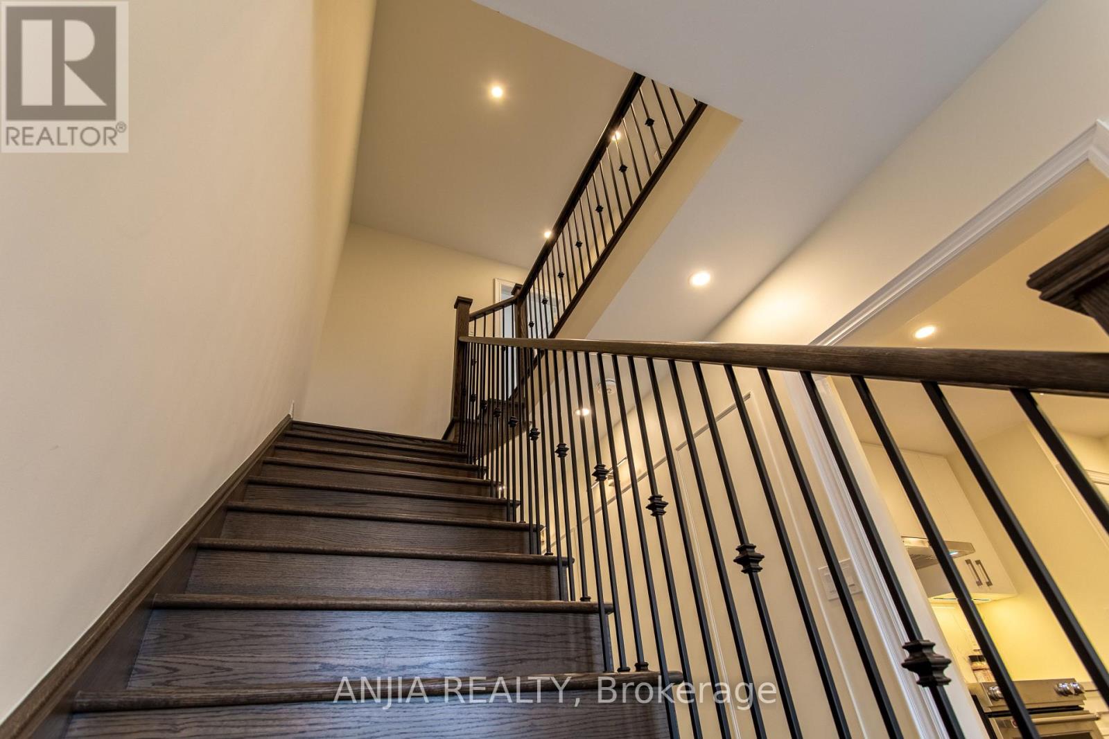 Photo 4 of 9 Mace Avenue, Richmond Hill ON
