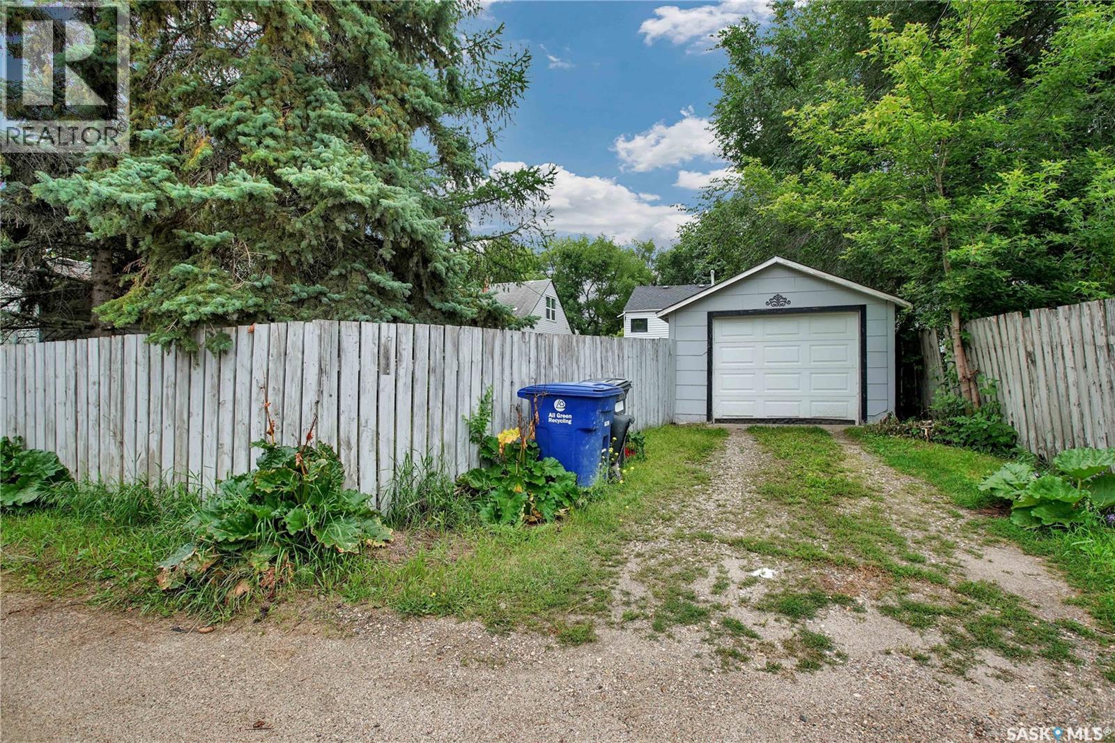 Photo 21 of 219 Maple Street E, Saskatoon SK