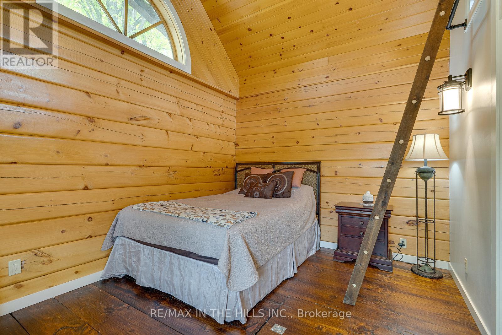 Photo 6 of 143 143 Green Lake Road W, Caledon ON