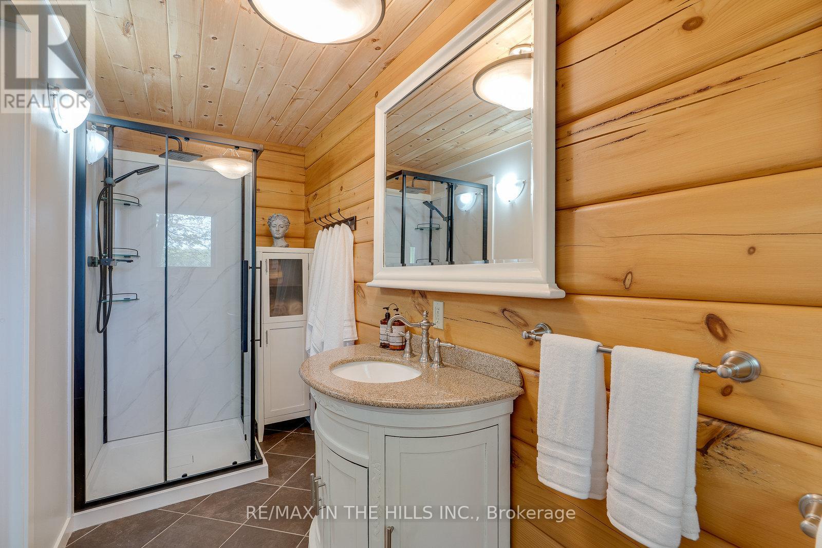 Photo 8 of 143 143 Green Lake Road W, Caledon ON