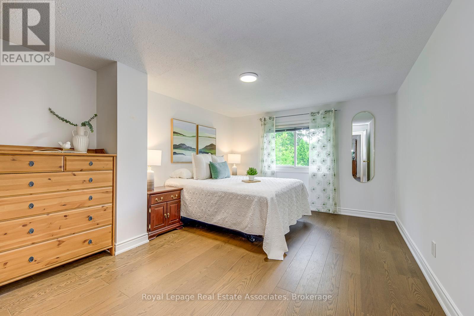Photo 12 of 6221 Millers Grove, Mississauga ON