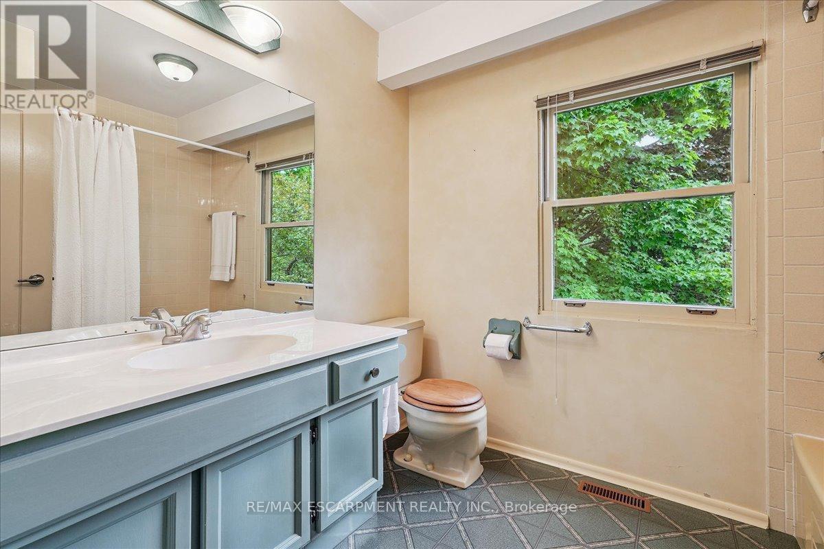 Photo 14 of 247 Beechfield Road, Oakville ON