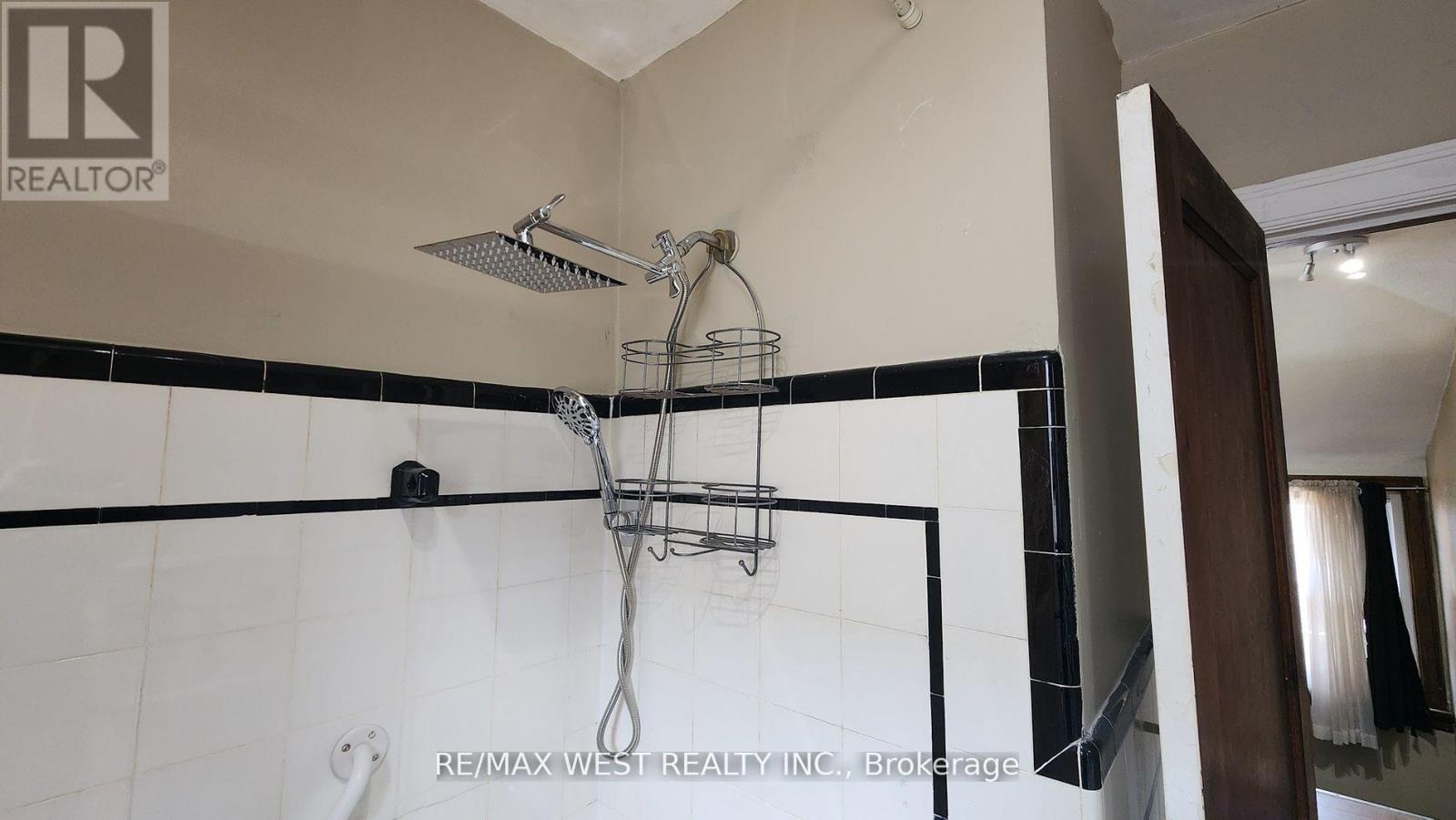 Photo 8 of 2nd Flr 135 Ellins Avenue, Toronto ON