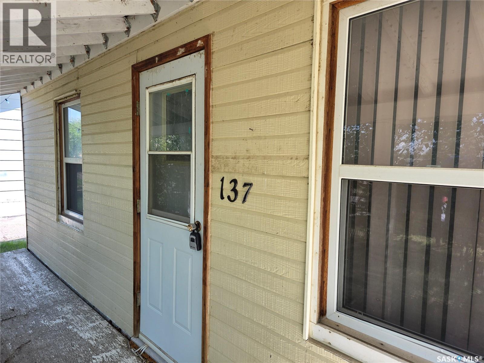 Photo 2 of 137 3rd Street W, Ponteix SK