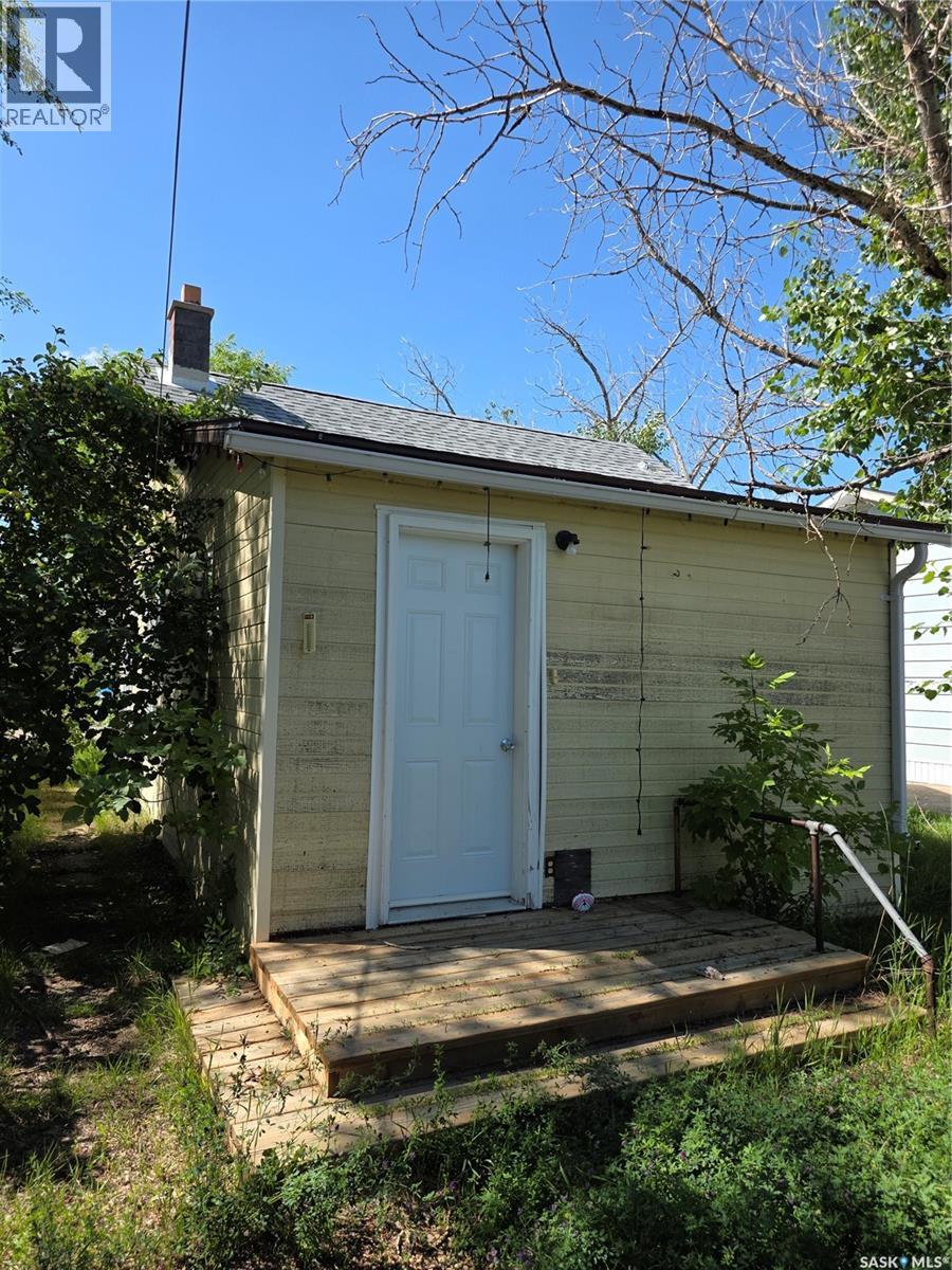 Photo 16 of 137 3rd Street W, Ponteix SK