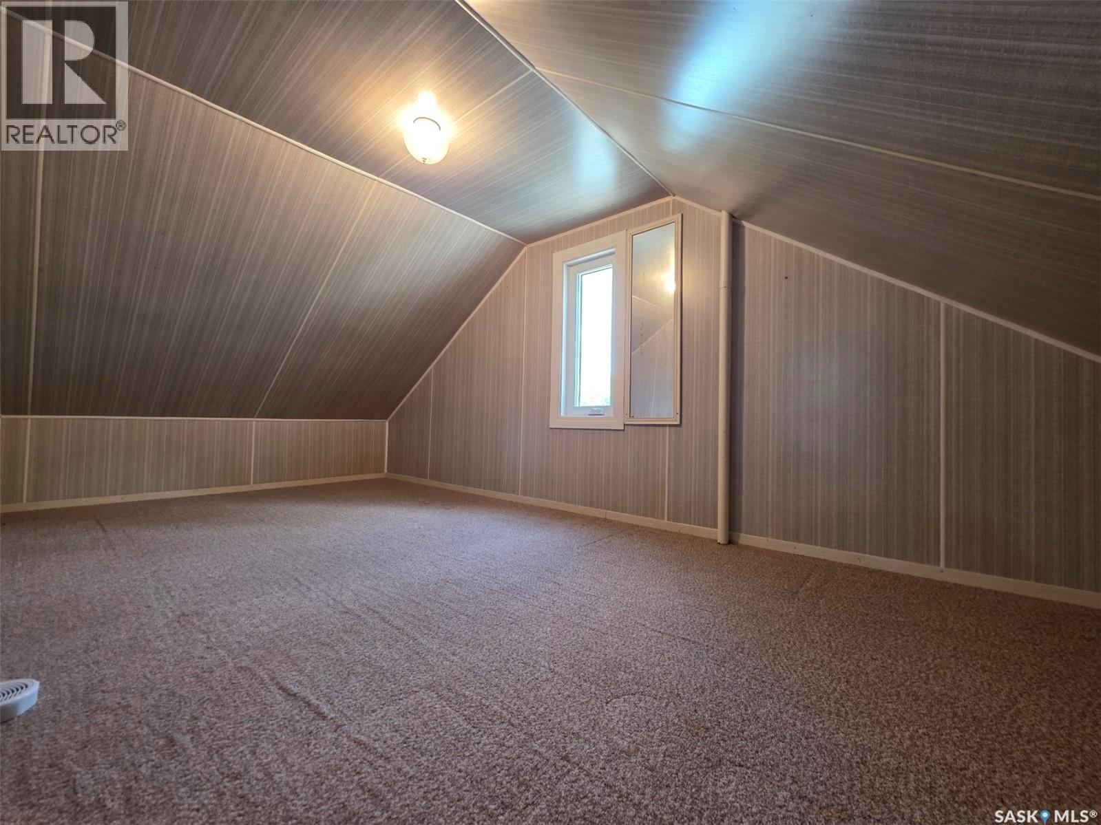 Photo 11 of 137 3rd Street W, Ponteix SK