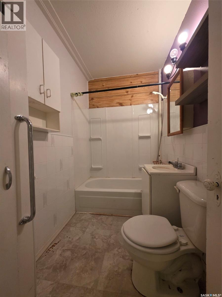 Photo 12 of 137 3rd Street W, Ponteix SK