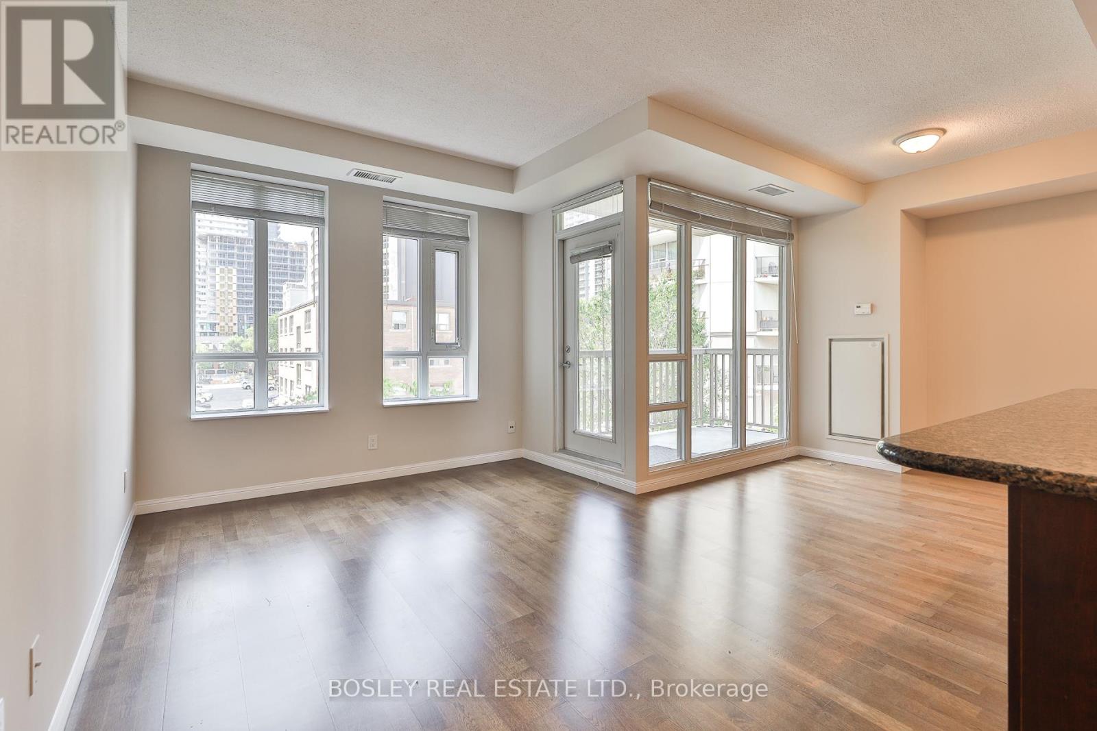 Photo 4 of 412 900 Mount Pleasant Road, Toronto ON