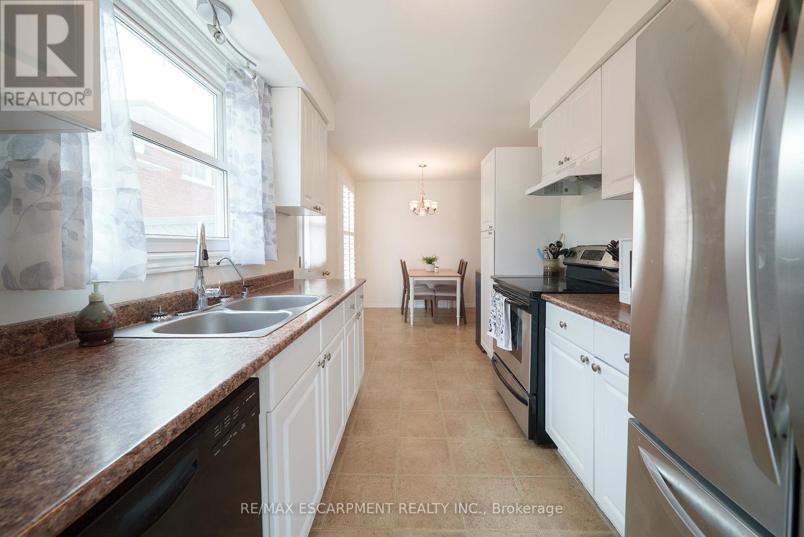 Photo 28 of 70 Four Seasons Drive, Brantford ON