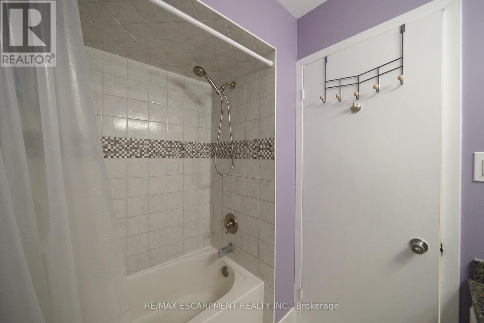 Photo 11 of 70 Four Seasons Drive, Brantford ON