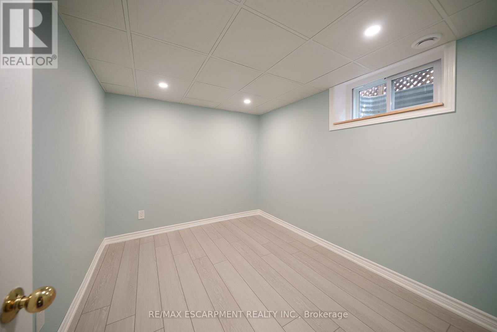 Photo 8 of 70 Four Seasons Drive, Brantford ON