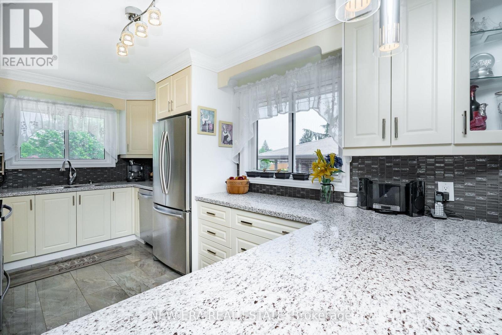 Photo 9 of 258 Nipigon Street, Oshawa ON