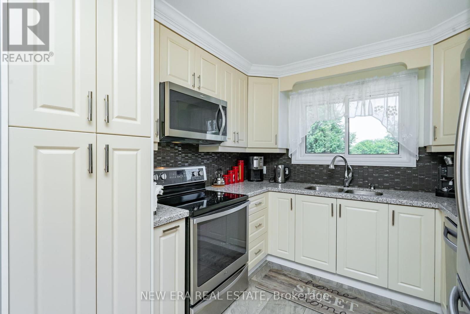 Photo 5 of 258 Nipigon Street, Oshawa ON