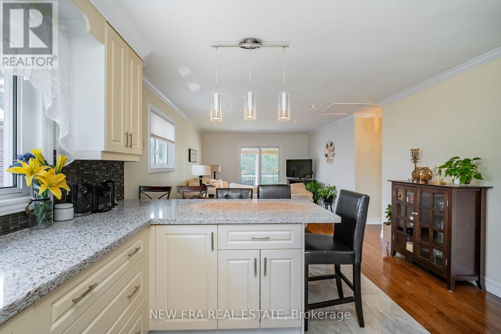 Photo 37 of 258 Nipigon Street, Oshawa ON