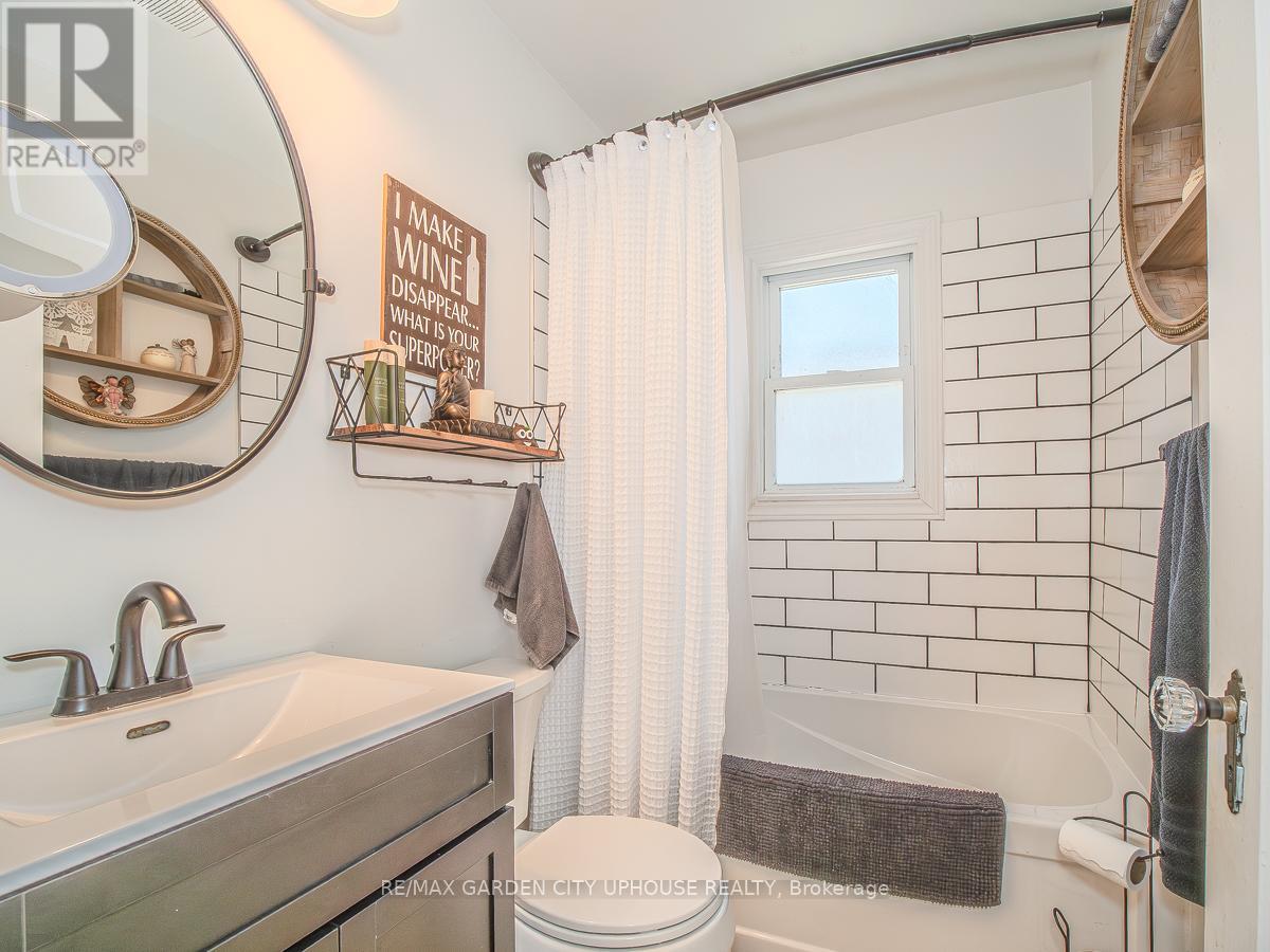 Photo 8 of 14 Spruce Street, St Catharines ON