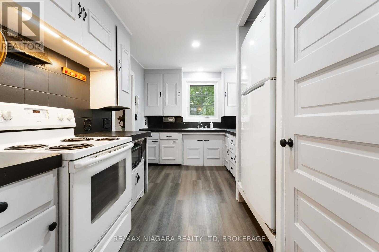 Photo 10 of 6275 Pine Grove Avenue, Niagara Falls ON