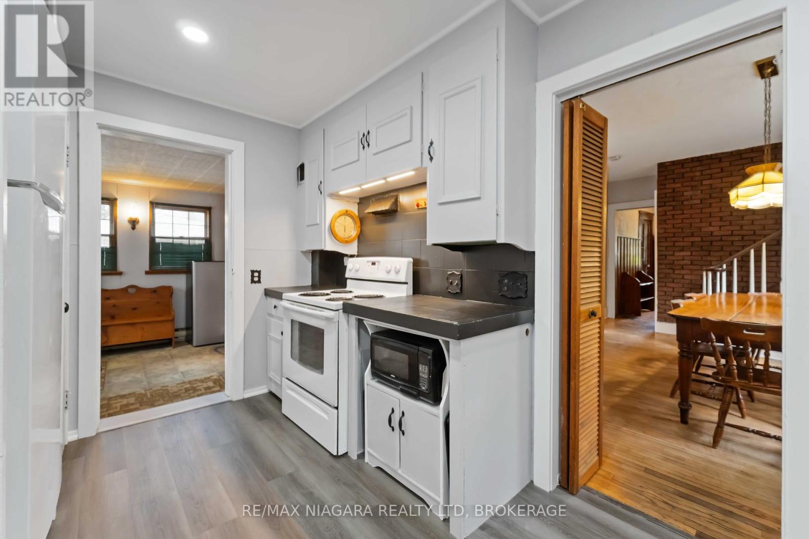 Photo 11 of 6275 Pine Grove Avenue, Niagara Falls ON