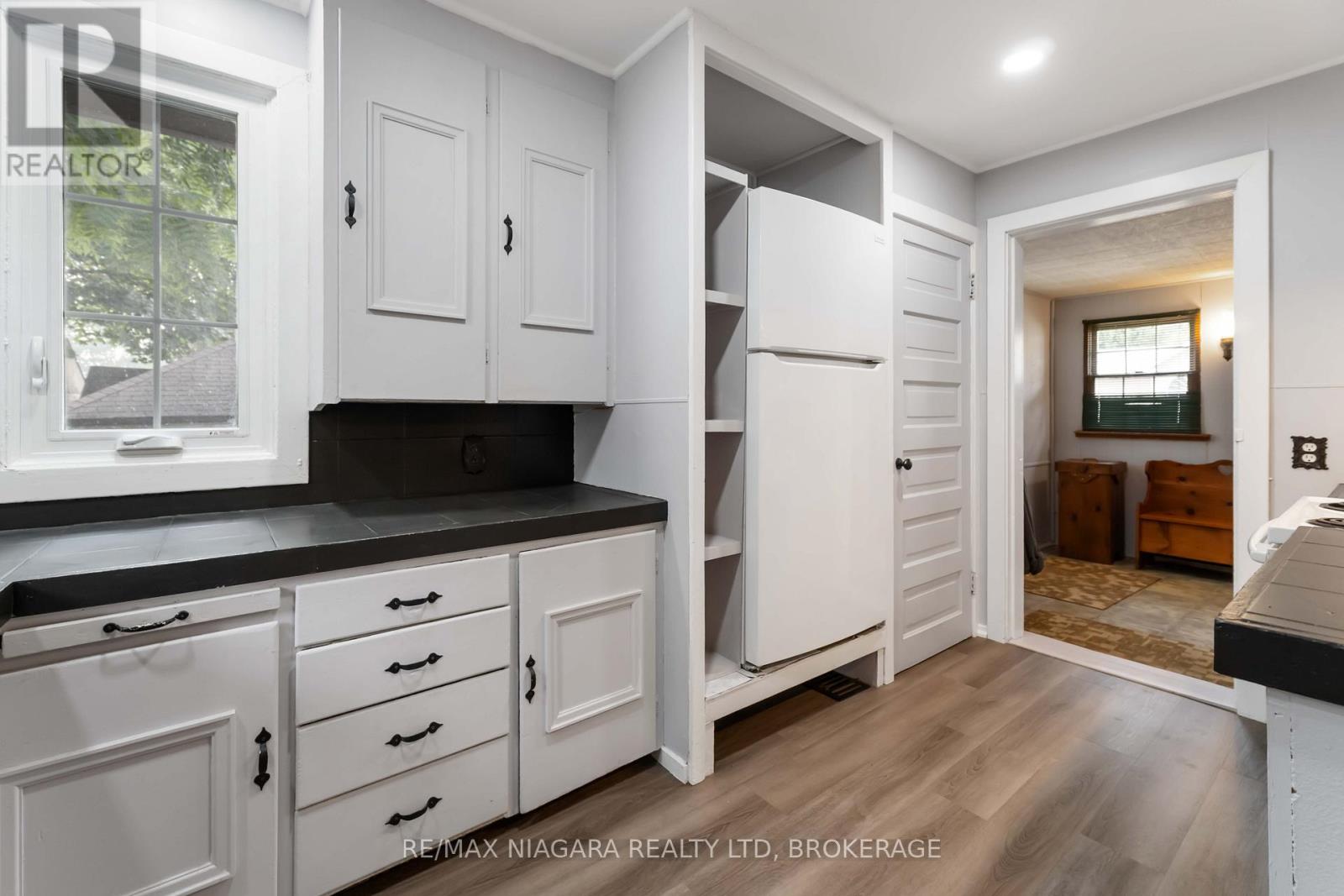 Photo 12 of 6275 Pine Grove Avenue, Niagara Falls ON