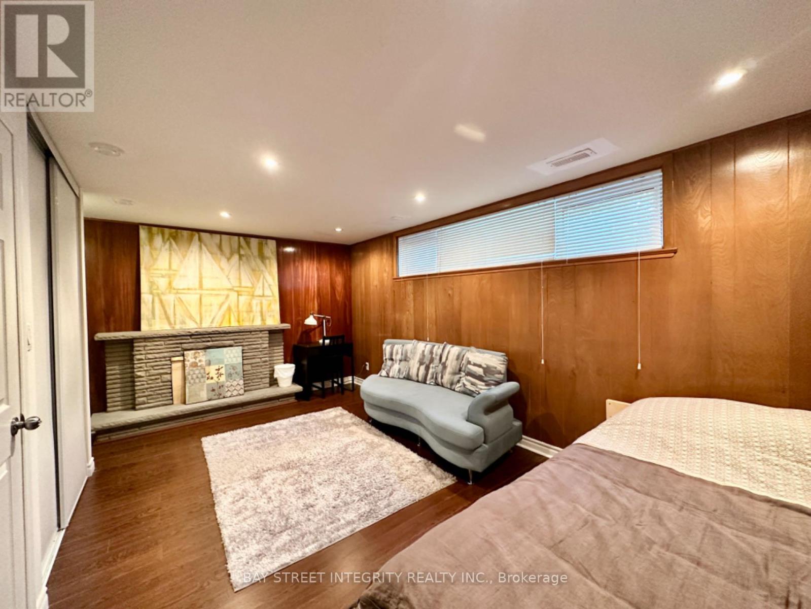 Photo 12 of 35 Lailey Crescent, Toronto ON