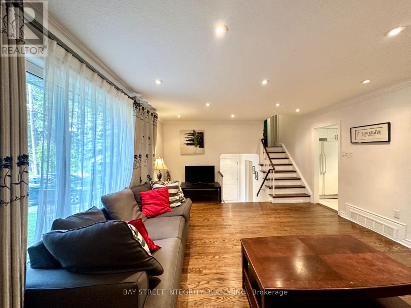 Photo 17 of 35 Lailey Crescent, Toronto ON