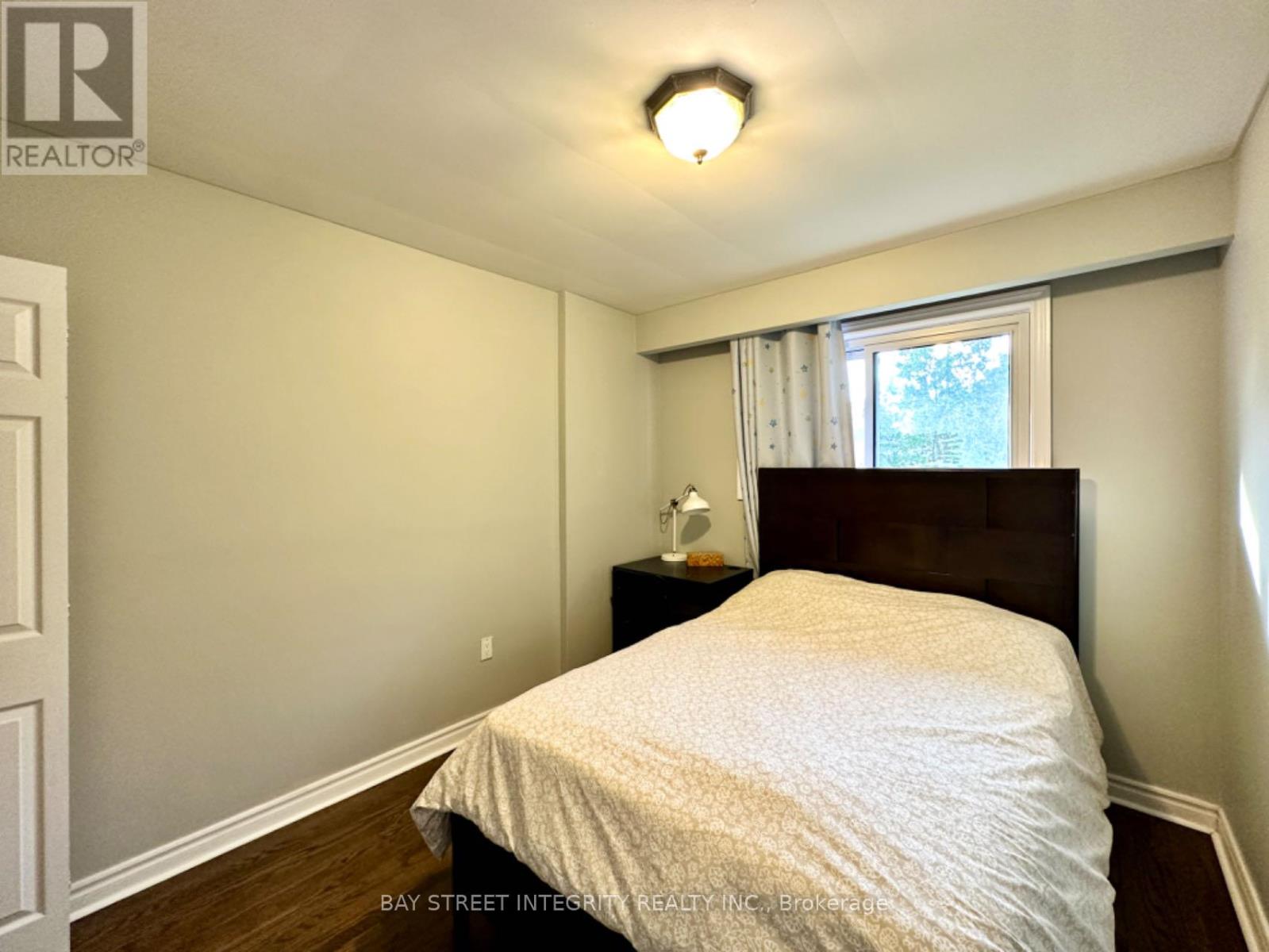 Photo 10 of 35 Lailey Crescent, Toronto ON