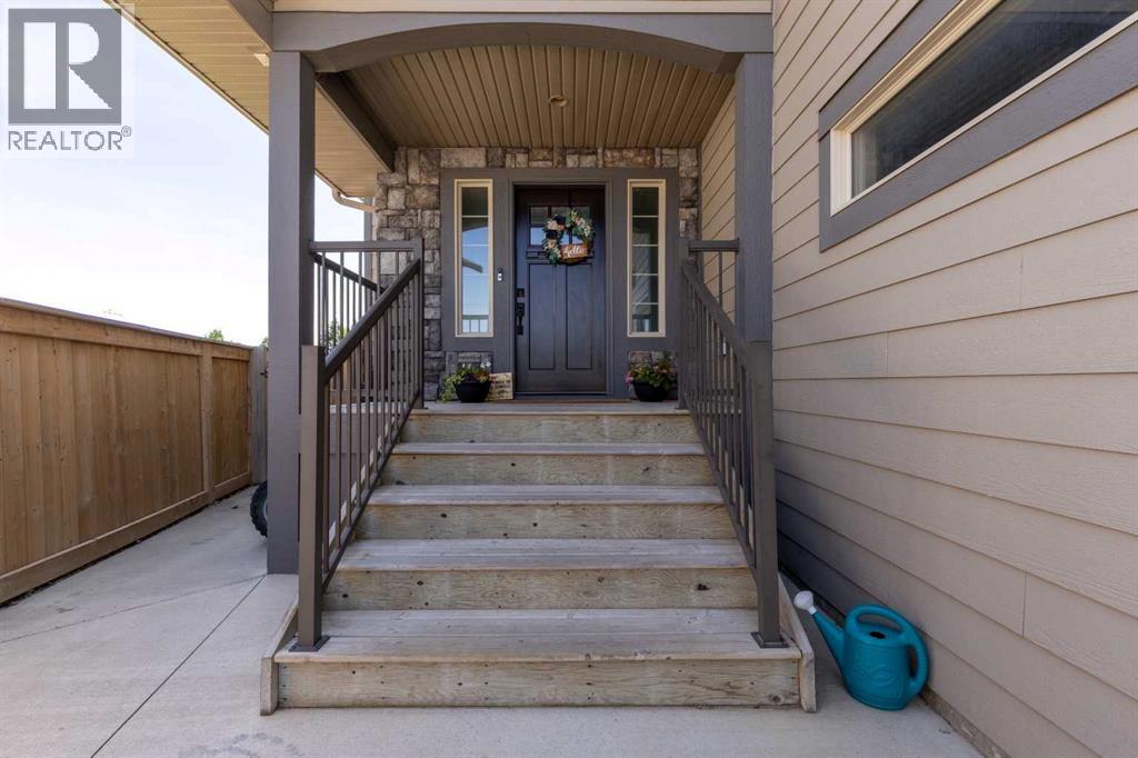 Photo 2 of 14 Westview Place, Taber AB