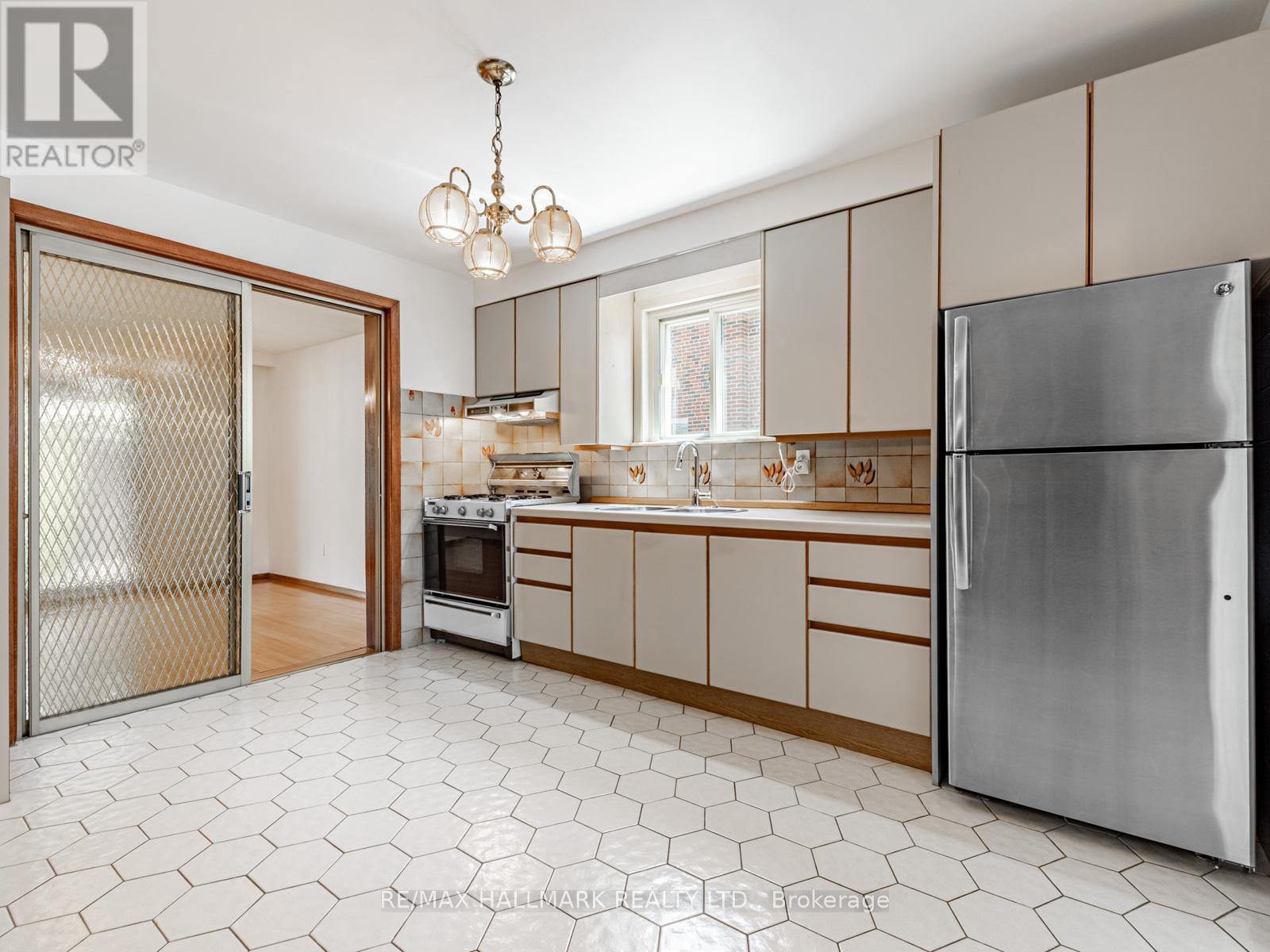 Photo 21 of 31 Woodenhill Court, Toronto ON