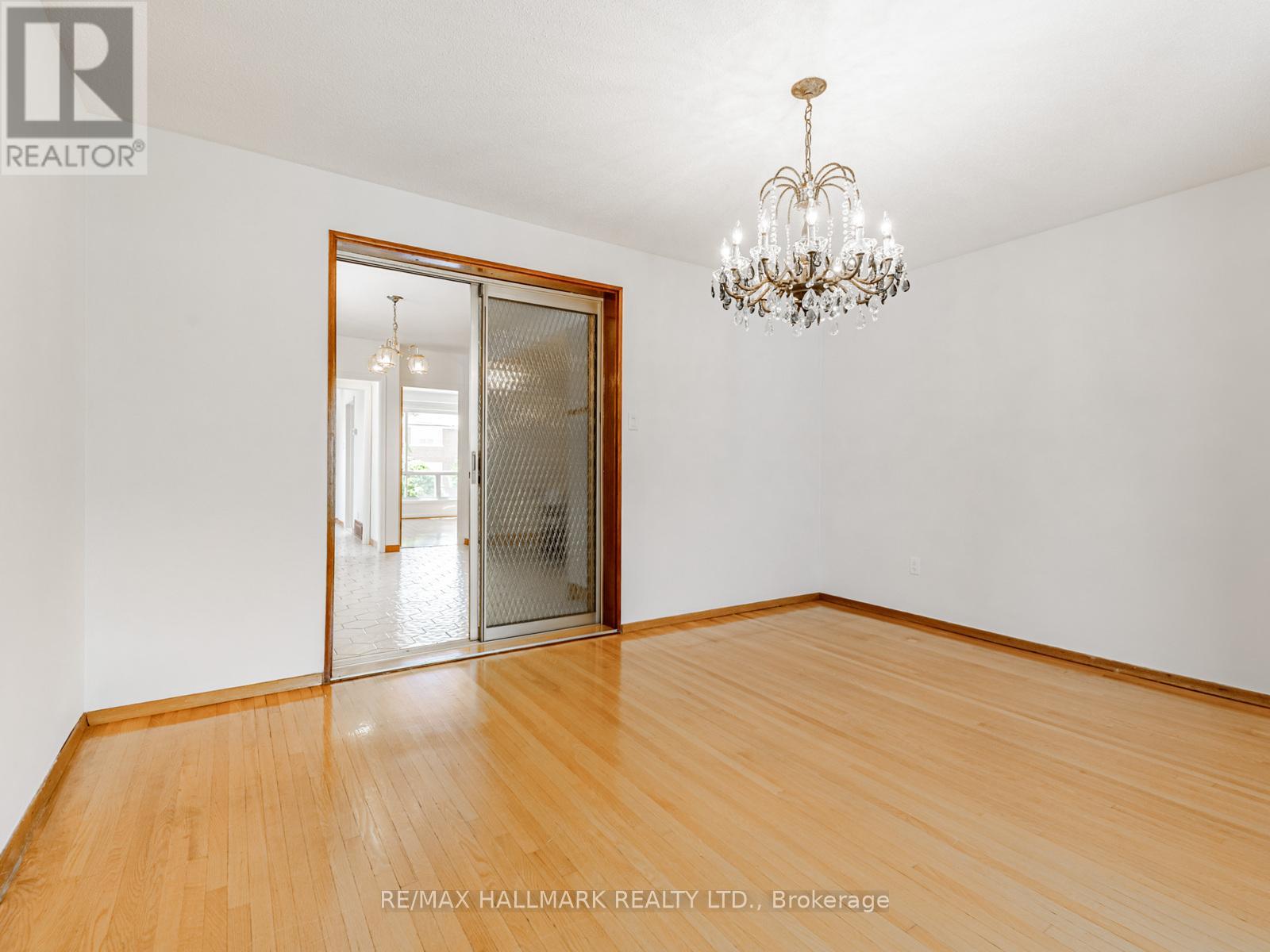 Photo 12 of 31 Woodenhill Court, Toronto ON