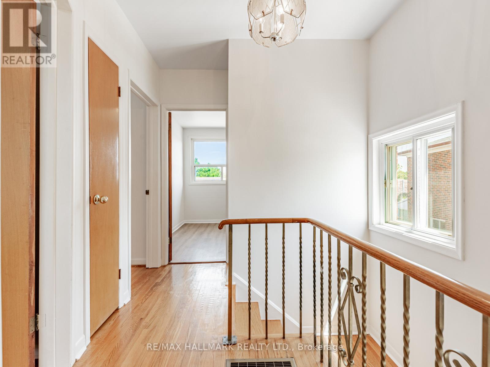 Photo 20 of 31 Woodenhill Court, Toronto ON