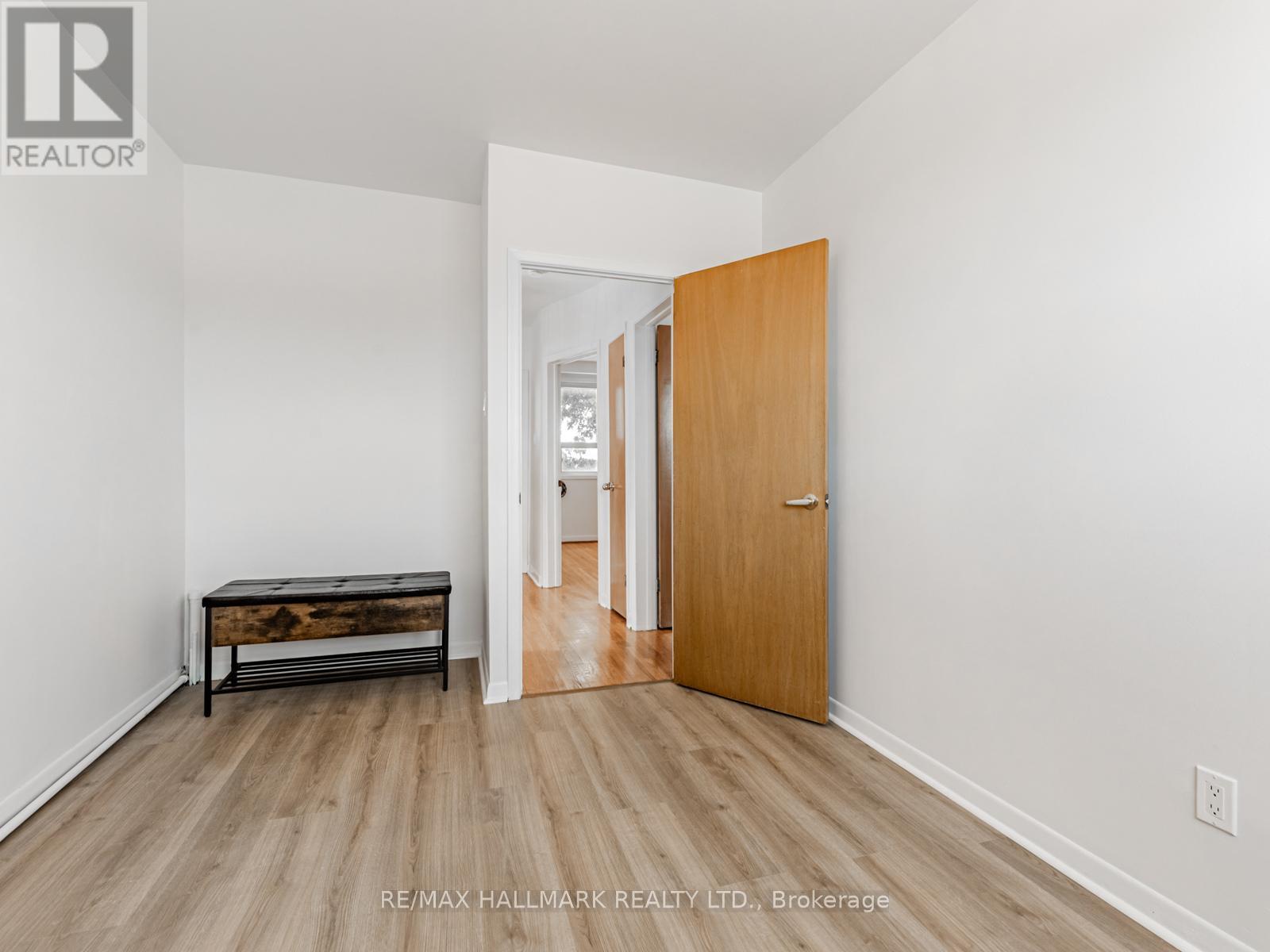 Photo 5 of 31 Woodenhill Court, Toronto ON
