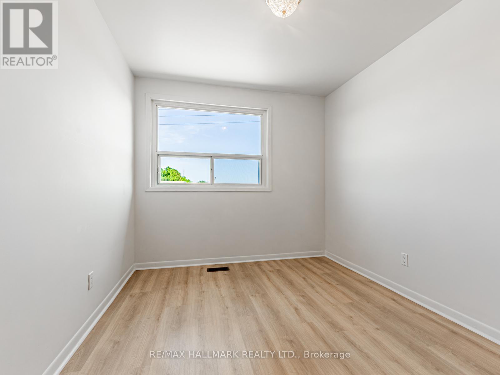 Photo 17 of 31 Woodenhill Court, Toronto ON