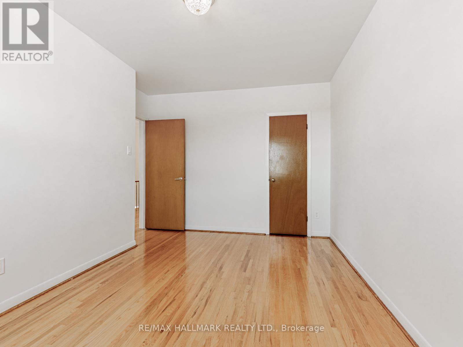 Photo 8 of 31 Woodenhill Court, Toronto ON