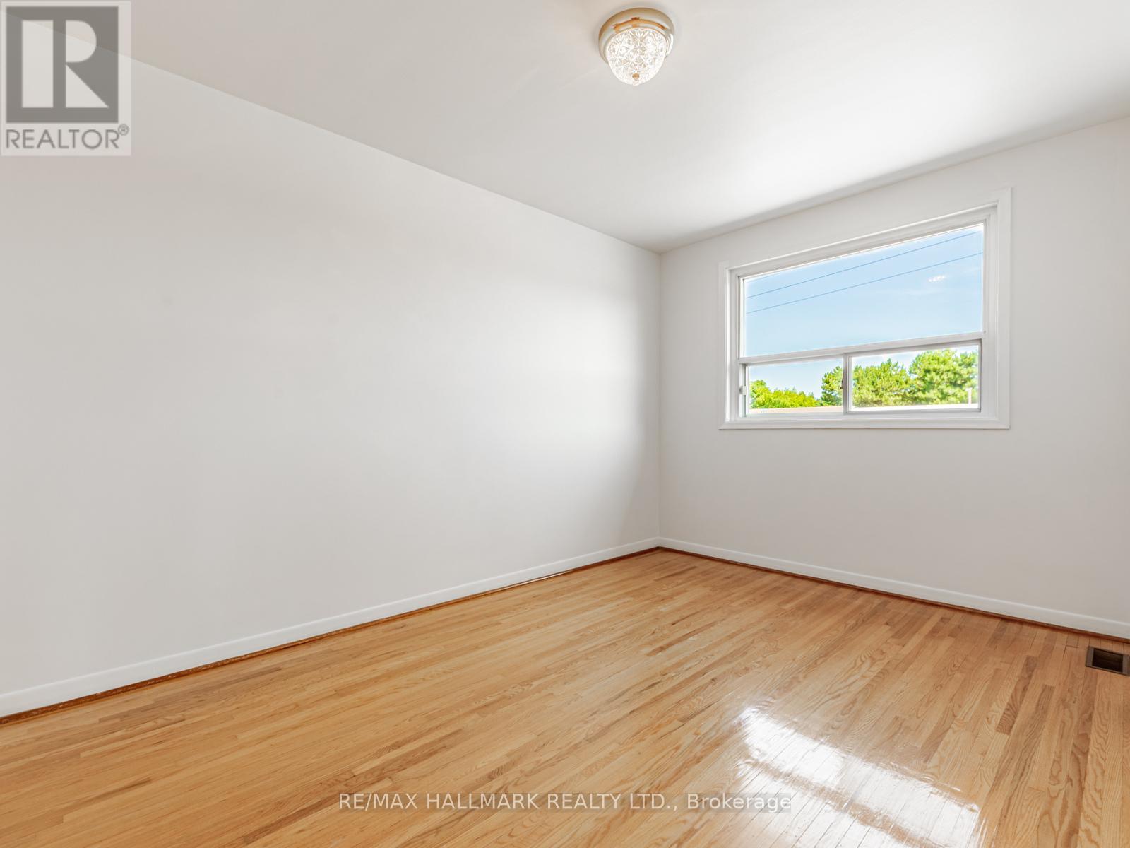 Photo 14 of 31 Woodenhill Court, Toronto ON