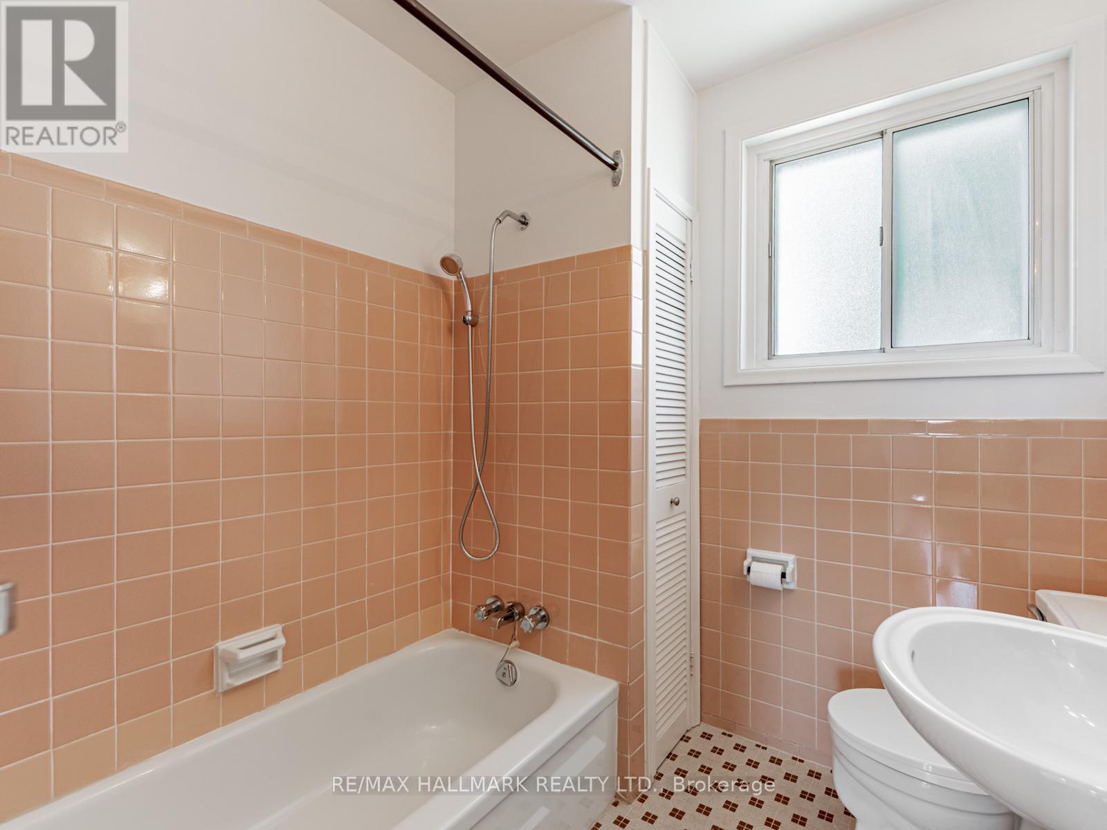 Photo 4 of 31 Woodenhill Court, Toronto ON