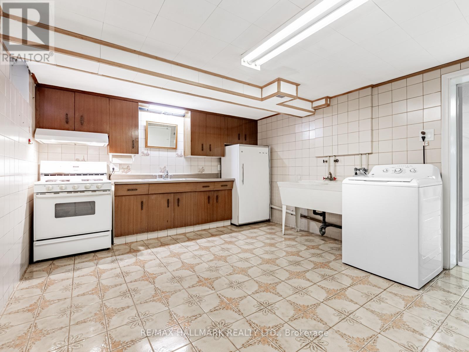 Photo 25 of 31 Woodenhill Court, Toronto ON