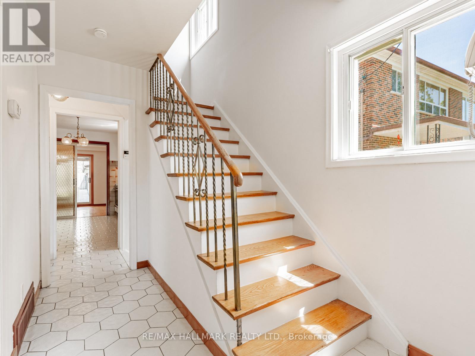 Photo 18 of 31 Woodenhill Court, Toronto ON