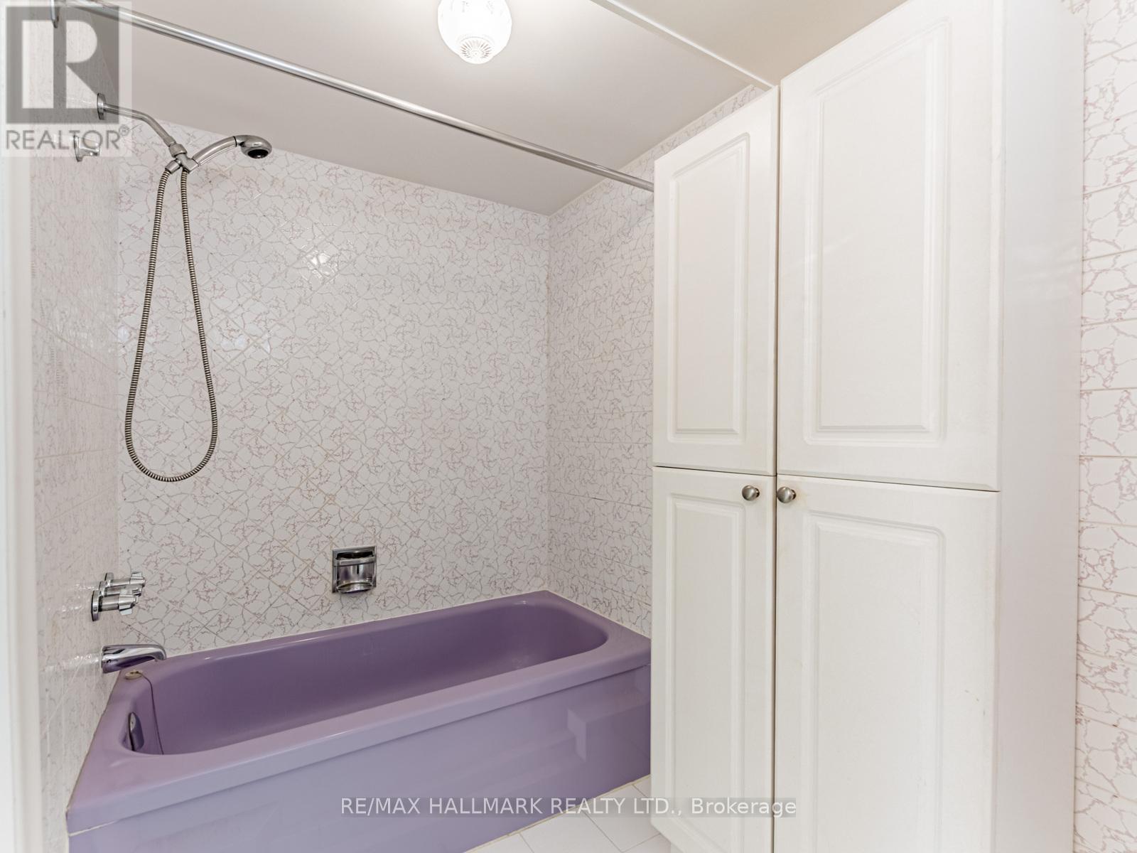 Photo 11 of 31 Woodenhill Court, Toronto ON
