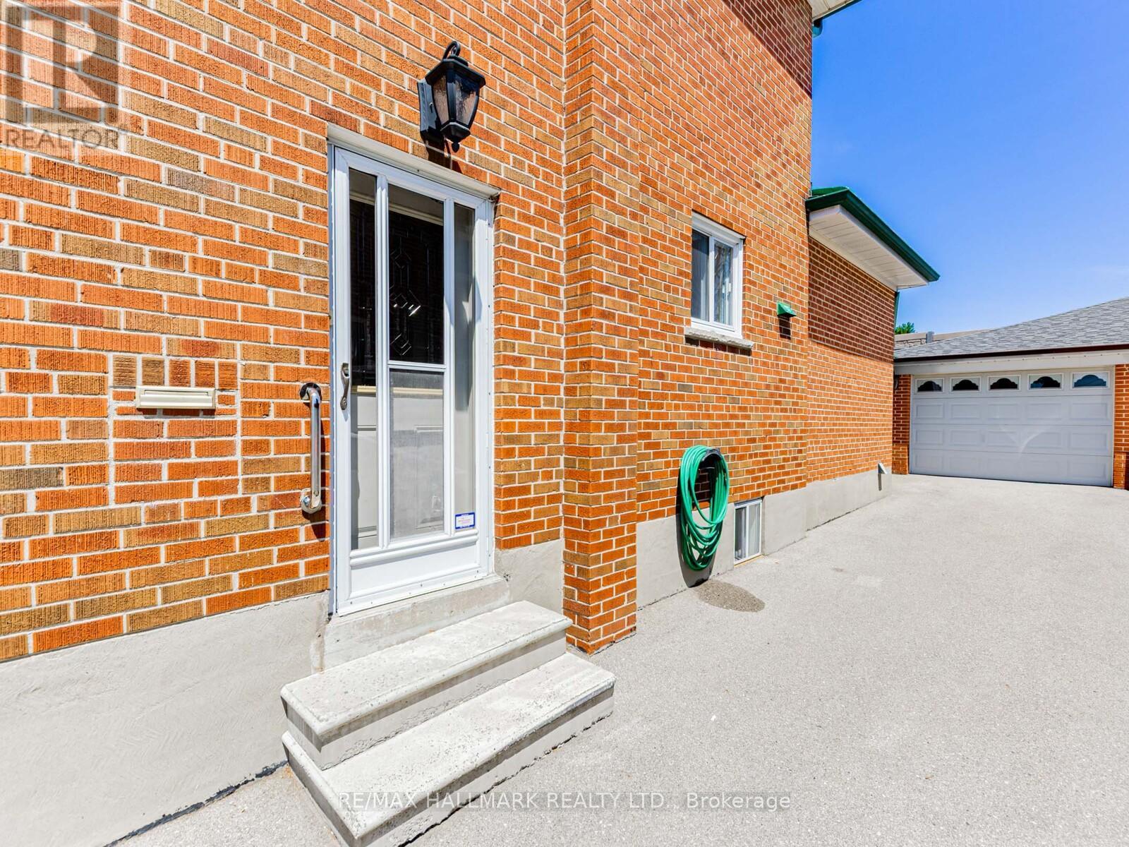 Photo 16 of 31 Woodenhill Court, Toronto ON