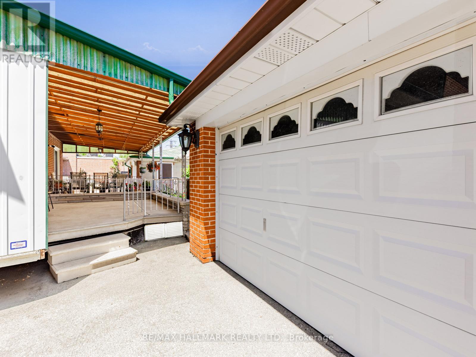 Photo 9 of 31 Woodenhill Court, Toronto ON