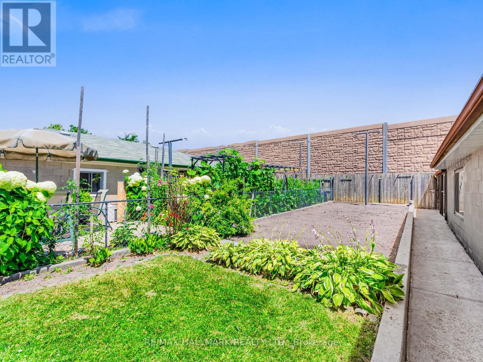 Photo 13 of 31 Woodenhill Court, Toronto ON