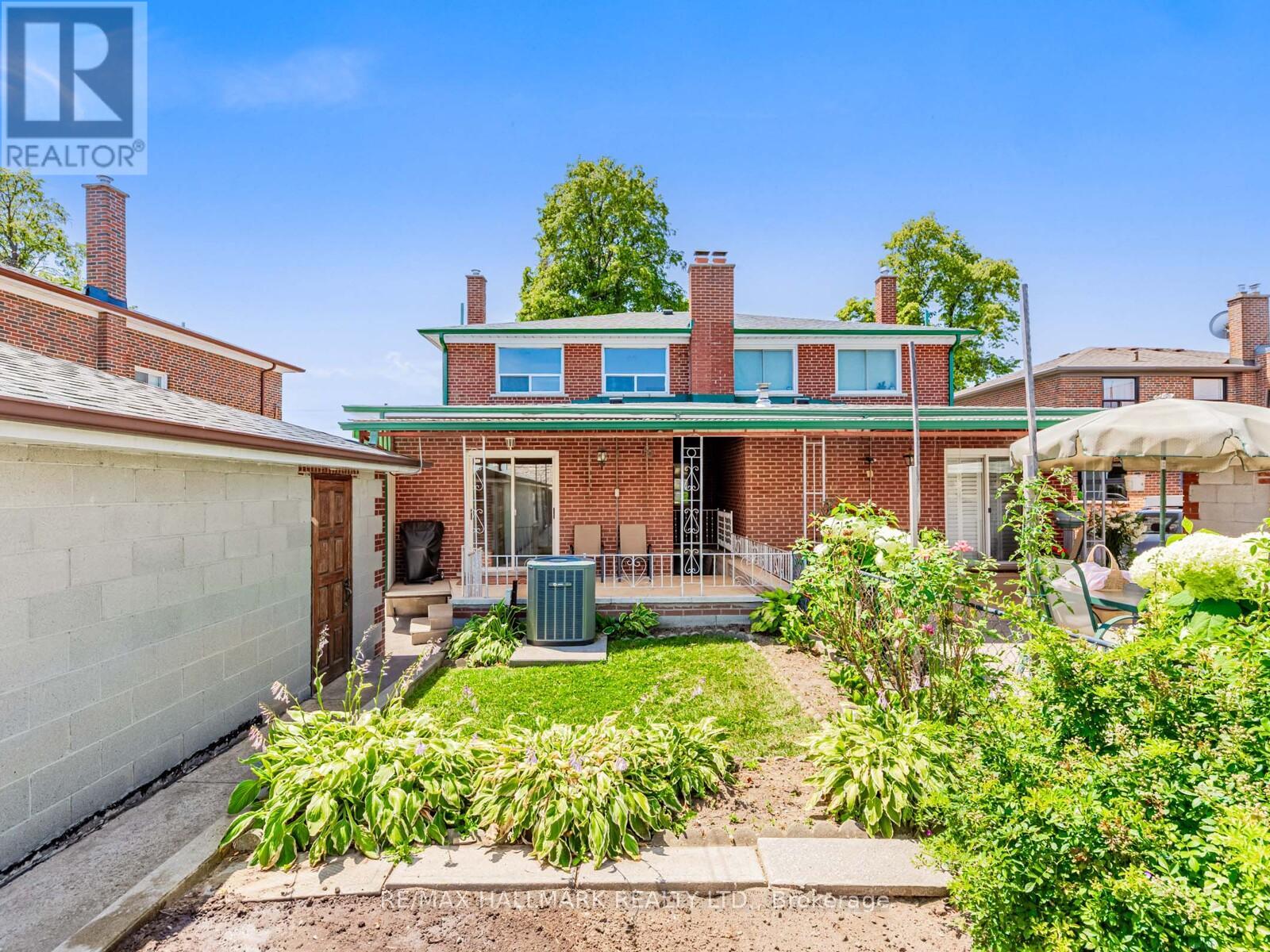 Photo 2 of 31 Woodenhill Court, Toronto ON