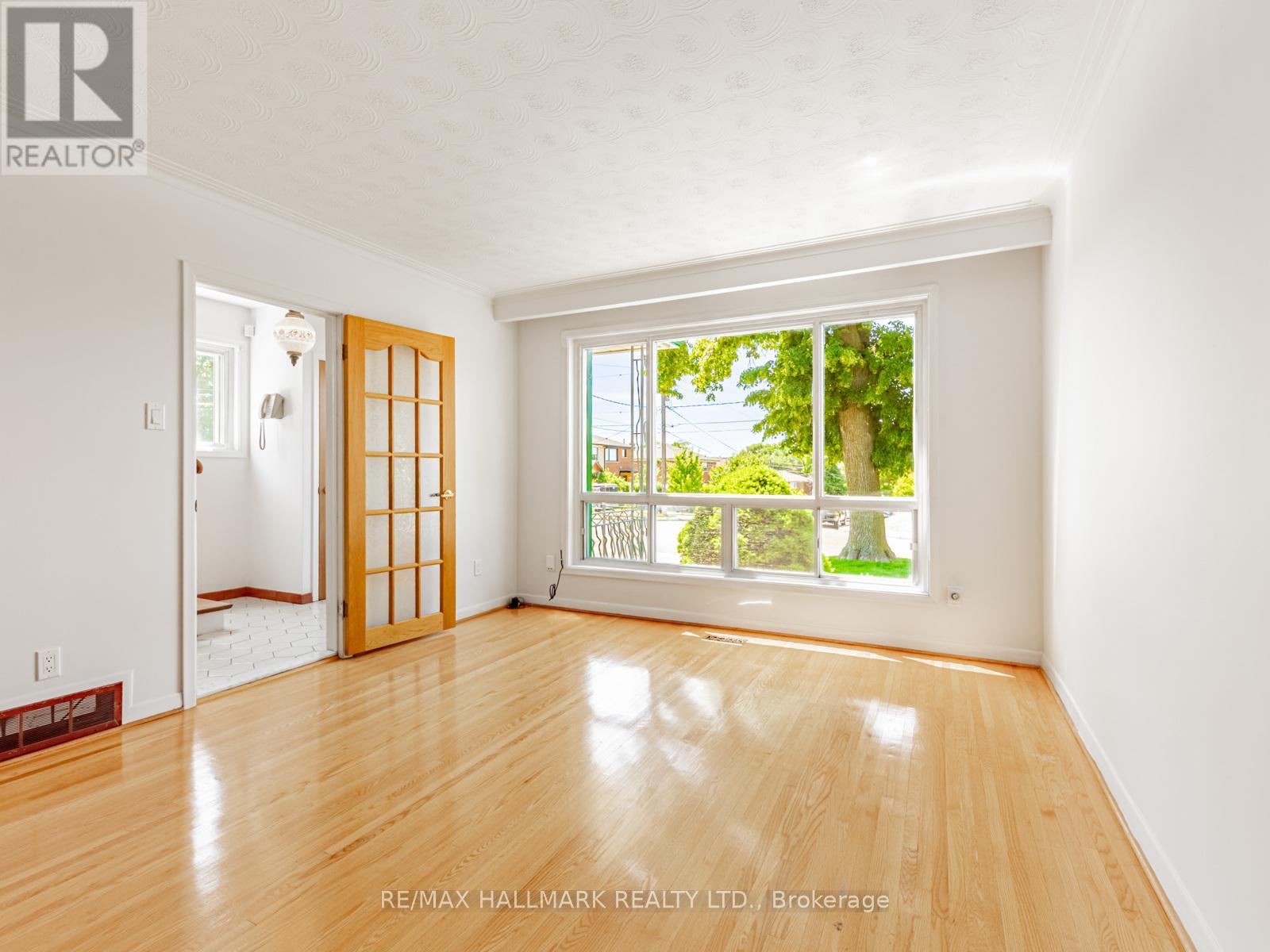 Photo 7 of 31 Woodenhill Court, Toronto ON