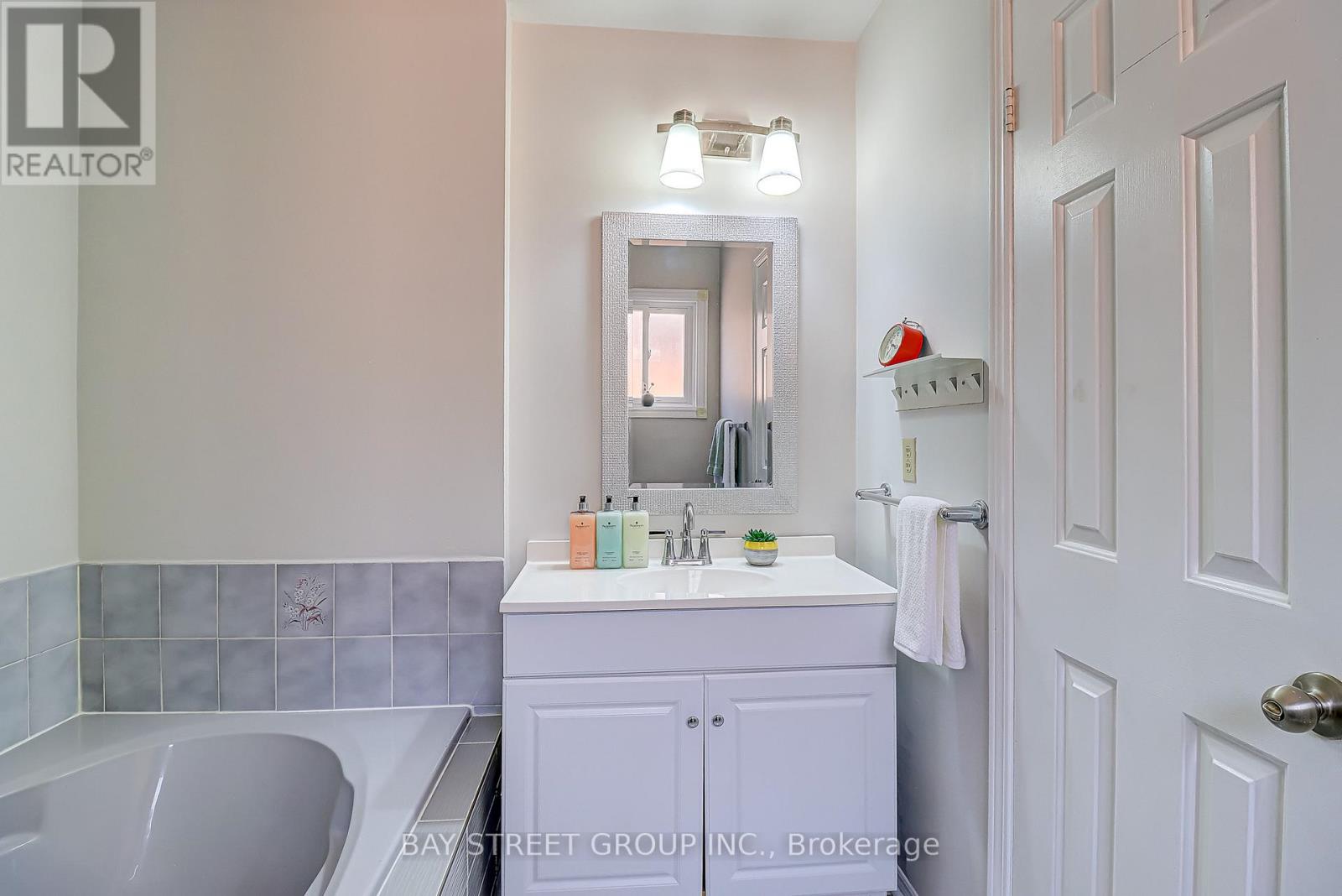 Photo 4 of 679 Constellation Drive, Mississauga ON