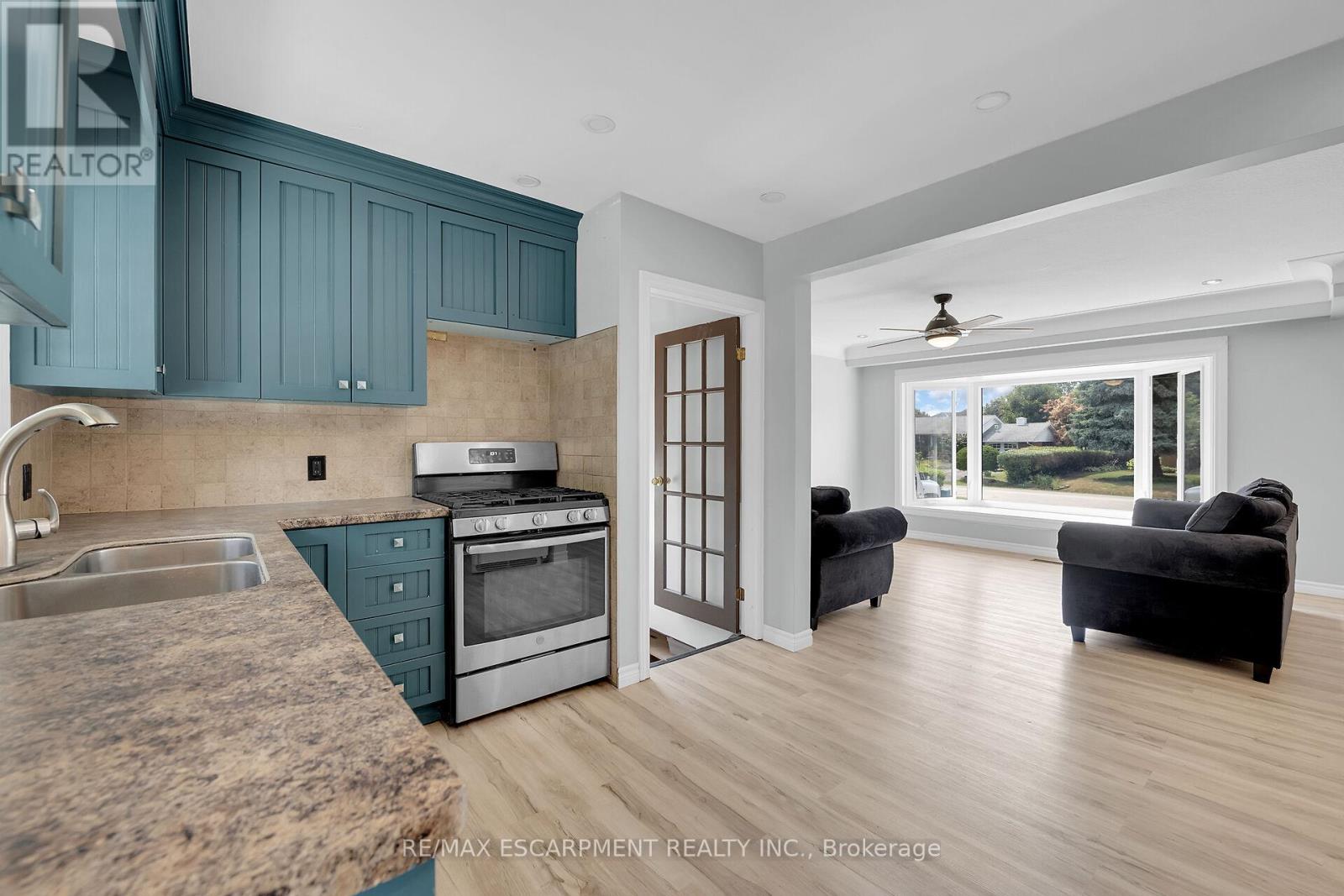 Photo 34 of 46 Oriole Crescent, Grimsby ON