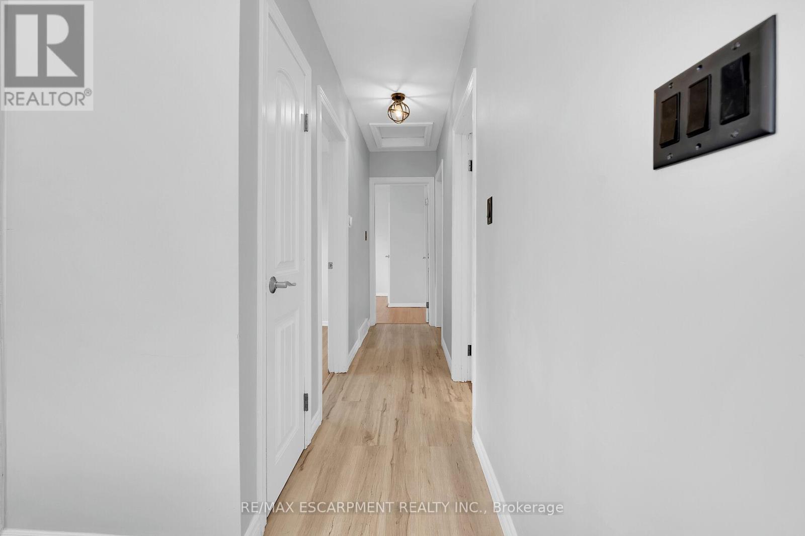 Photo 28 of 46 Oriole Crescent, Grimsby ON