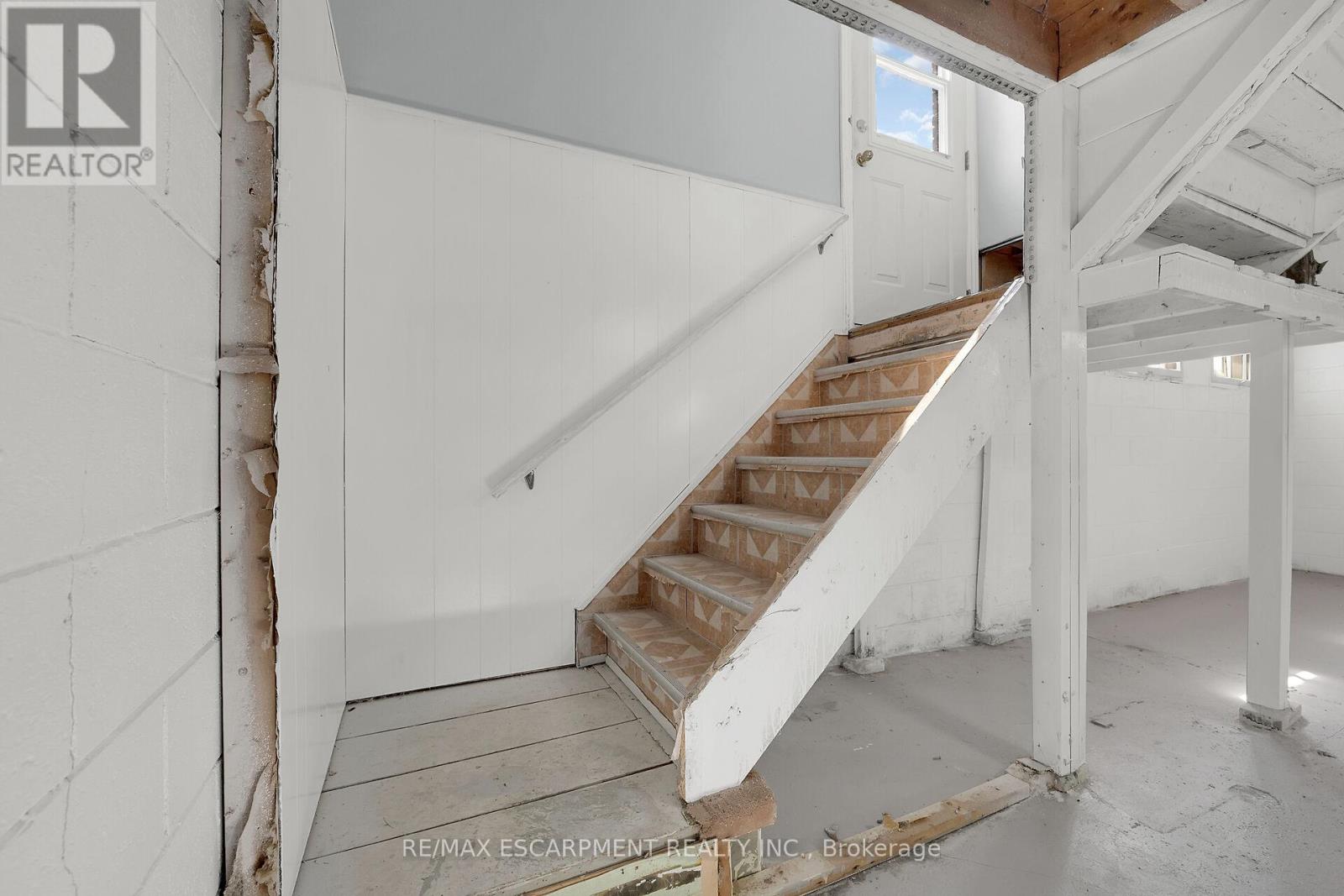 Photo 39 of 46 Oriole Crescent, Grimsby ON