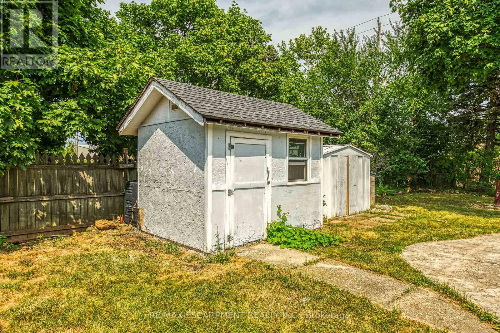 Photo 29 of 46 Oriole Crescent, Grimsby ON