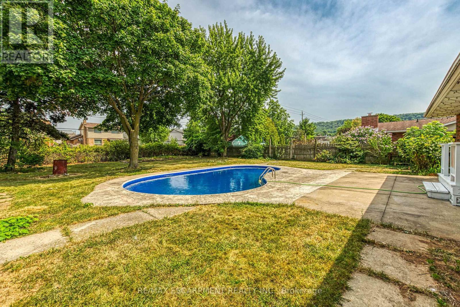 Photo 8 of 46 Oriole Crescent, Grimsby ON
