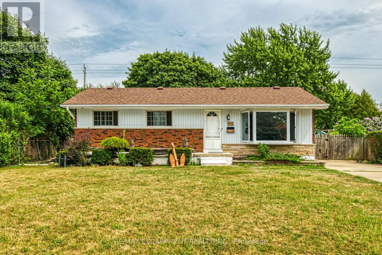 Photo 23 of 46 Oriole Crescent, Grimsby ON